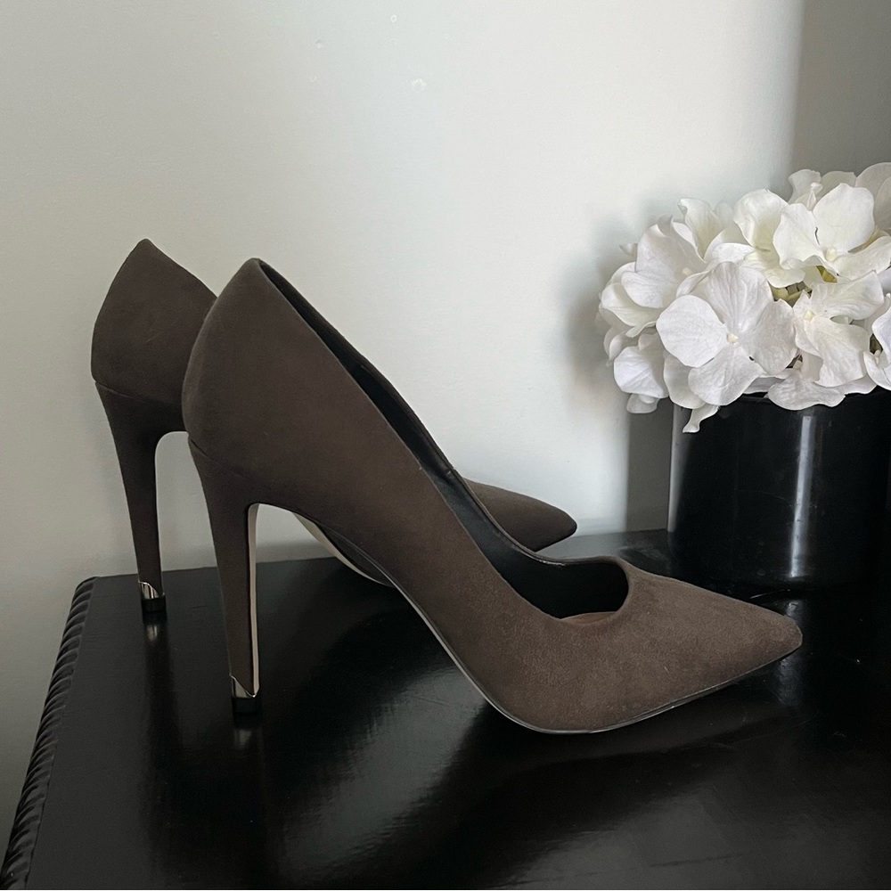 Taupe/dark green pumps with silver heel detail
